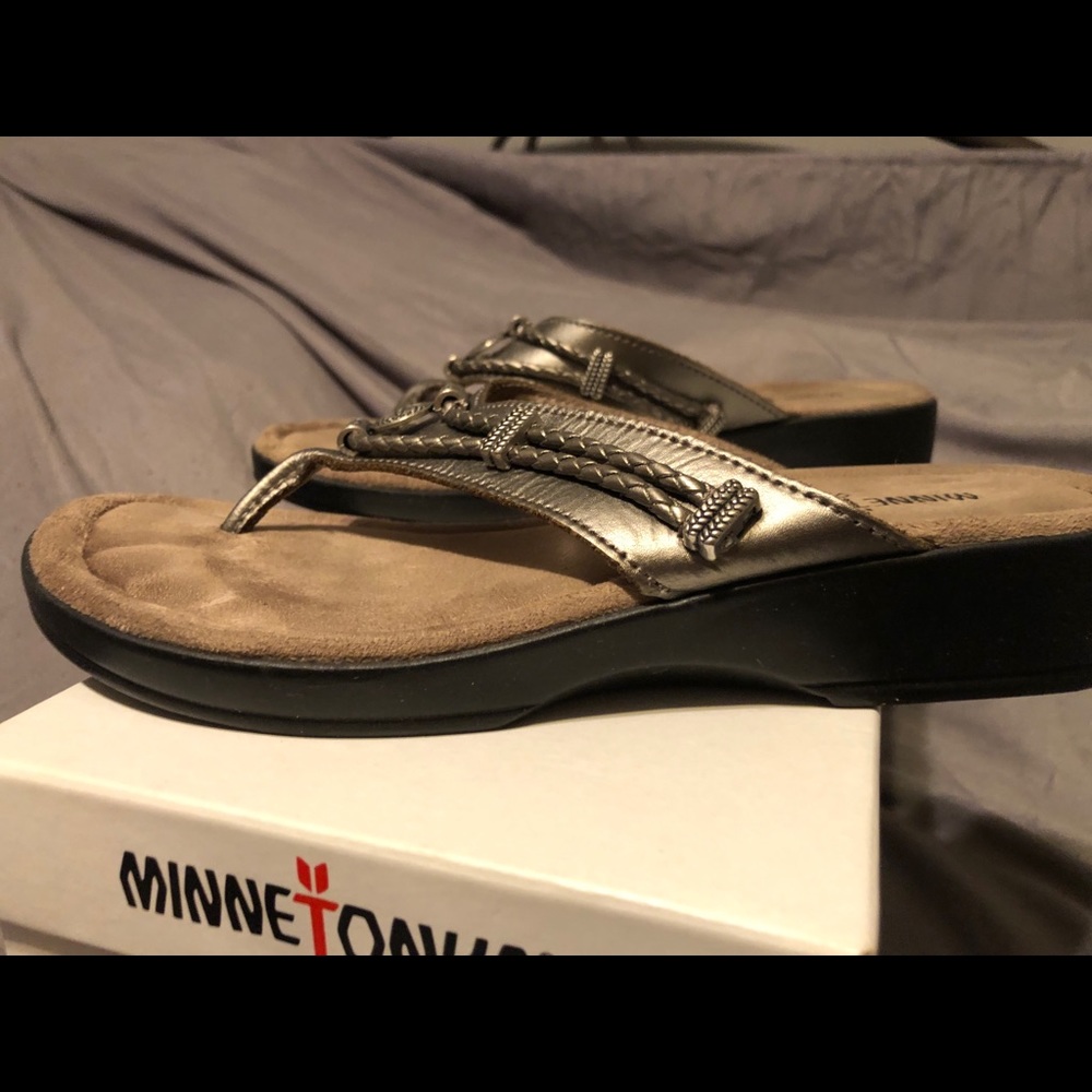 Minnetonka Pewter Silverthorne Thongs Flip Flops